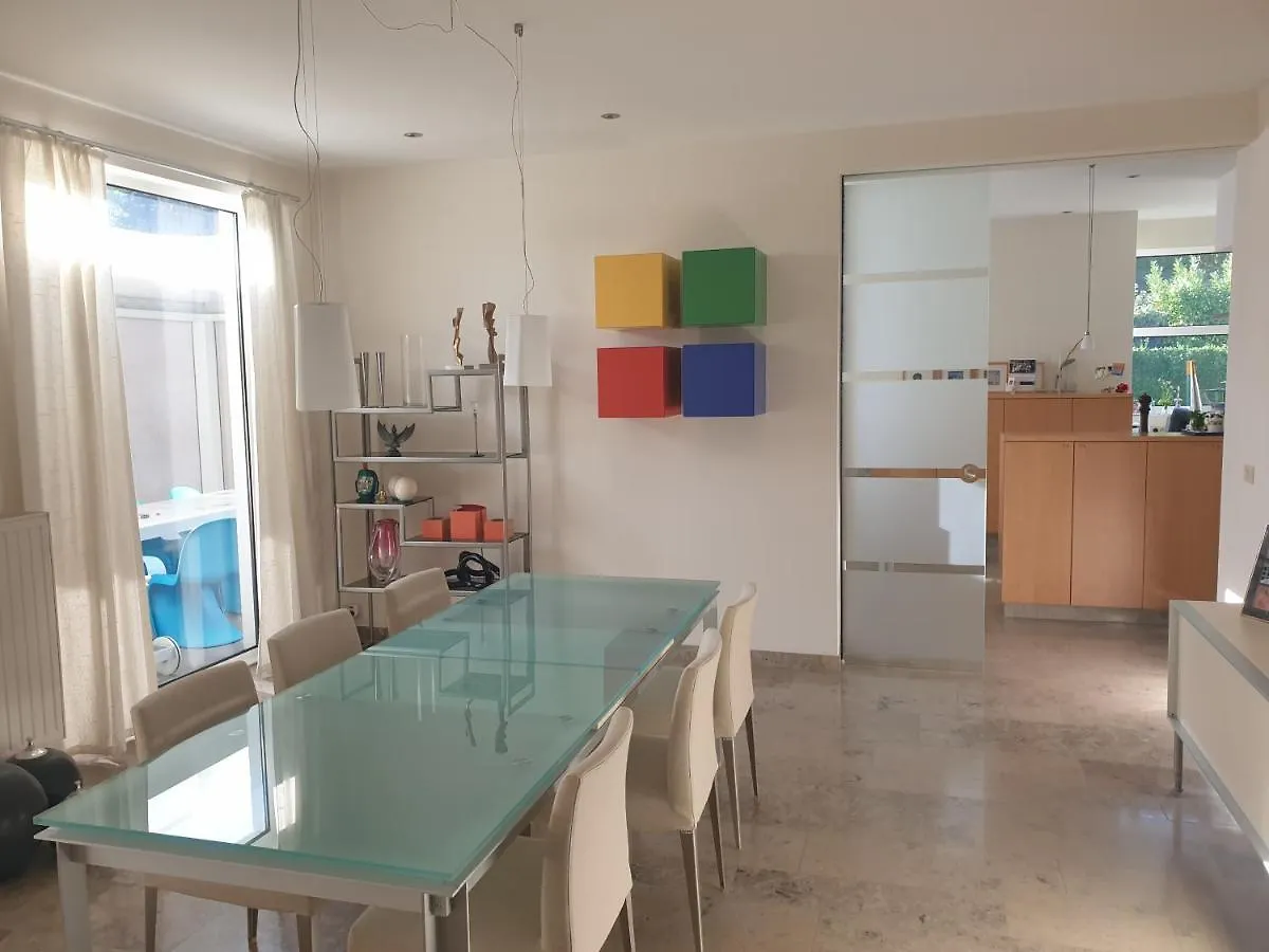 The Villa Gistel Homestay